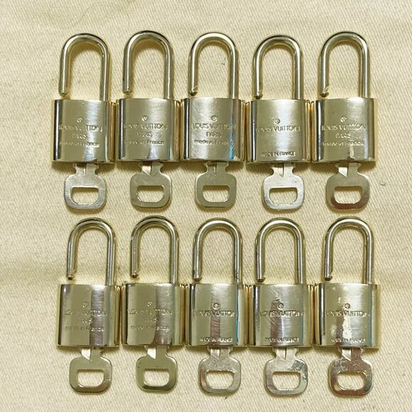 LOUIS VUITTON LV 10 SET PADLOCK CADENA KEY BAG CHARM GOLD PLATED FRANCE 33PDA123 - Picture 2 of 4